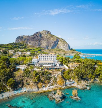 Das Hotel Kalura liegt traumhaft an der Küste Italiens