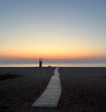 Den Sonnenuntergang am Strand Sardiniens genießen