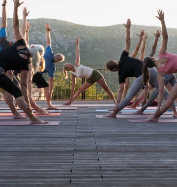 Yoga üben auf der Terrasse des Hotel Balatura