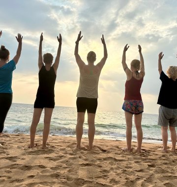 Gemeinsam am Strand Sri Lankas Yoga üben