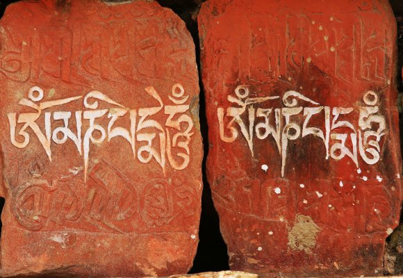 Urlaub Reise Reisen Bhutan Trekking Bunt Schrift Haus Kunst Natur Gebet 