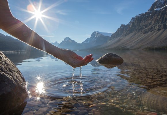 Stimmung Frau Glück glücklich See Berge Wasser Hand