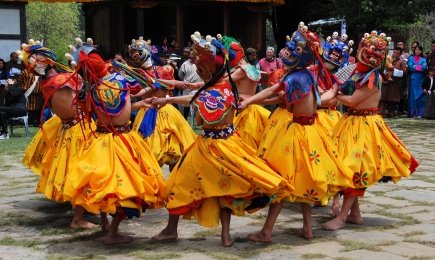 Traditioneller Maskentanz bei einem bhutanischen Klosterfestival