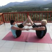 Zwei Teilnehmerinnen bei den Yogaeinheiten
