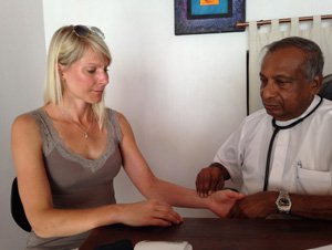 Ayurveda Konsultation von Dr. Alawattegama in der Villa Safira auf Sri Lanka - Marina Wagner berichtet