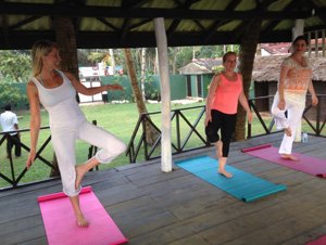 Yoga in der Gruppe mit Marina Wagner in der Villa Safira auf Sri Lanka