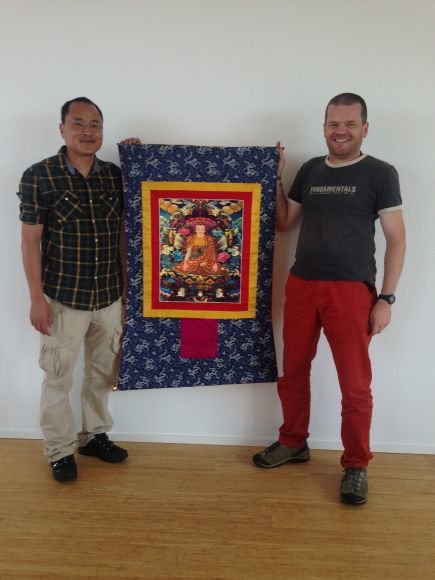 Besuch aus Bhutan: Tshering Dorji überreicht Wolfgang Keller ein Thangka