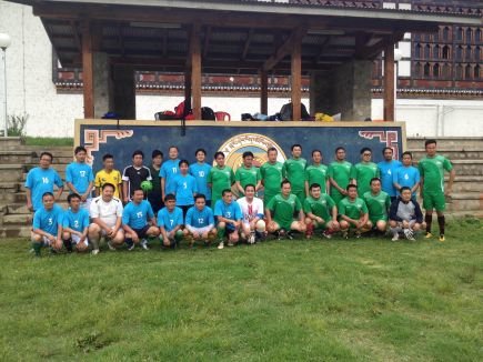 Tshering Dorji spielt Fussball in Bhutan mit VIPs